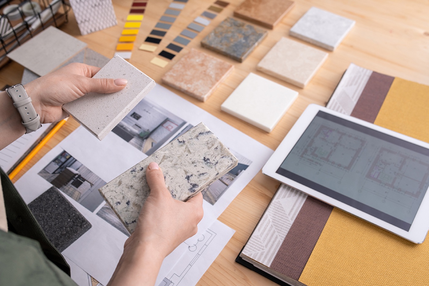 Designer comparando amostras de mármore e pedras