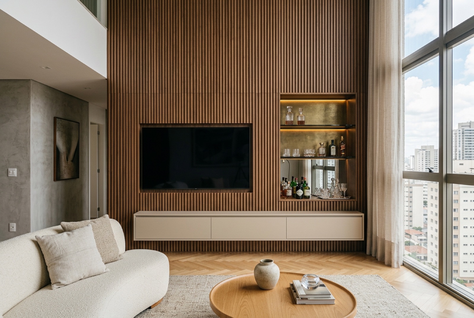 Sala com painel ripado de madeira, bar embutido e vista para São Paulo